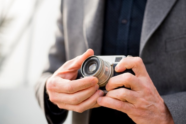 Uomo d&#39;affari anziano con la macchina fotografica