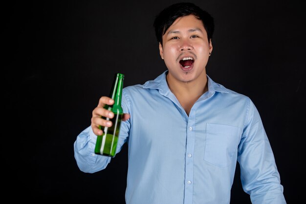 uomo d'affari asiatico con bottiglia di birra