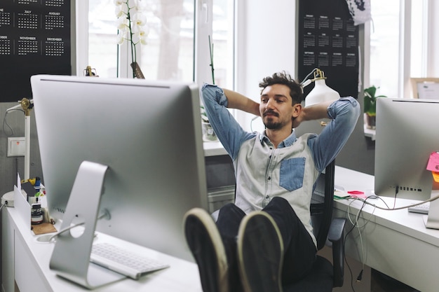 Uomo d'affari bello che lavora nell'ufficio