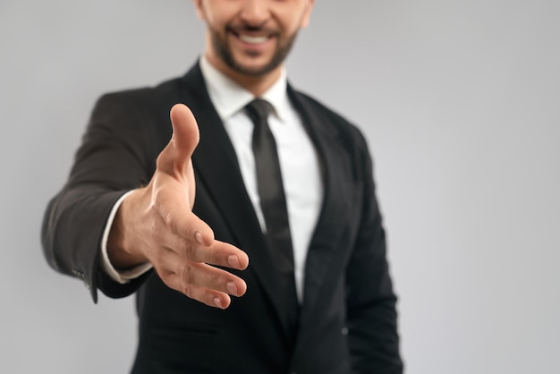 Uomo d'affari che dà la mano per scuotere