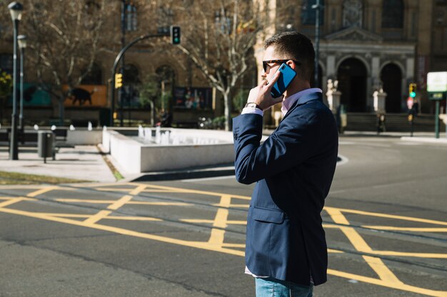 Uomo d&#39;affari che fa telefonata nell&#39;ambiente urbano