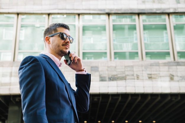 Uomo d&#39;affari che fa telefonata nell&#39;ambiente urbano