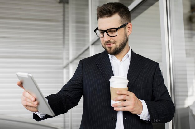 Uomo d'affari che gode della giornata in ufficio