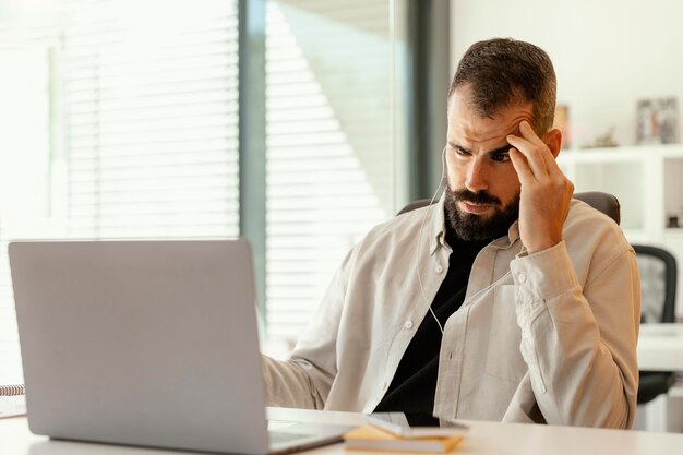 Uomo d'affari che ha una videochiamata per lavoro