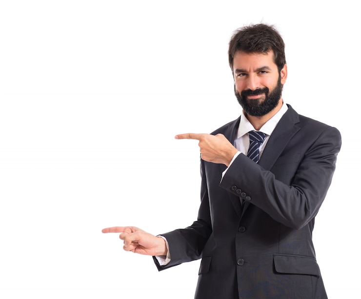 Foto gratuito uomo d'affari che indica il laterale sullo sfondo bianco