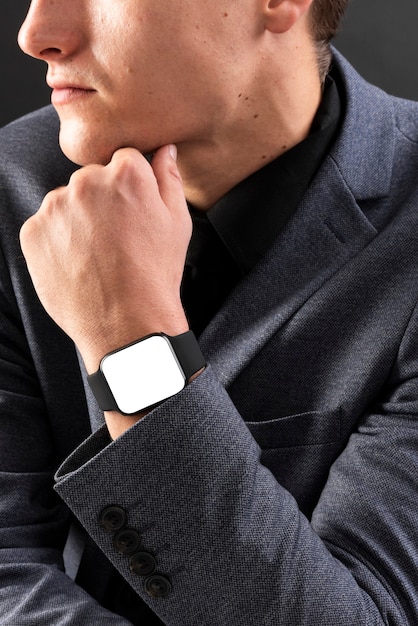 Uomo d'affari che indossa gadget tecnologici smartwatch