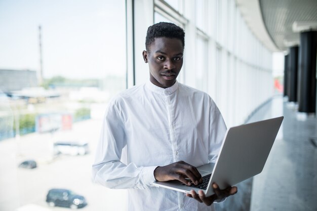 Uomo d'affari che lavora al computer portatile in ufficio moderno