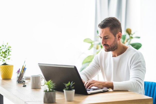 Uomo d&#39;affari che lavora al computer portatile