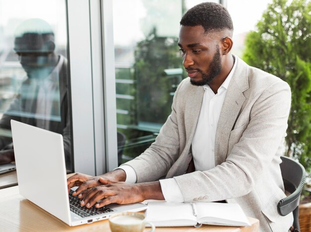 Uomo d'affari che lavora al computer portatile