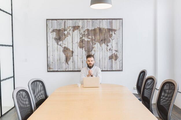 Uomo d&#39;affari che lavora con il computer portatile in ufficio