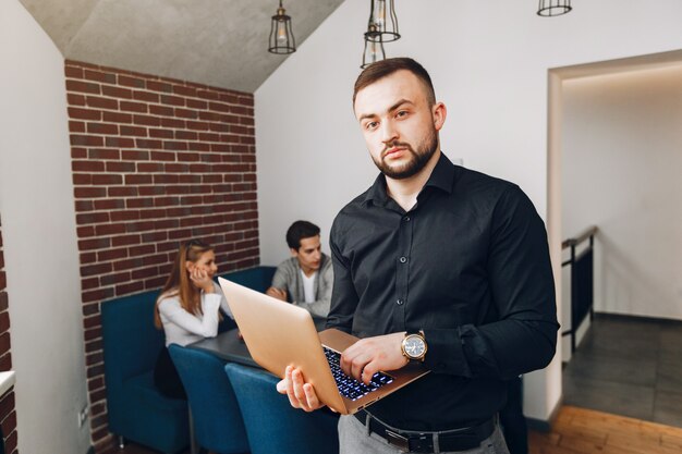 uomo d&#39;affari che lavora in un ufficio