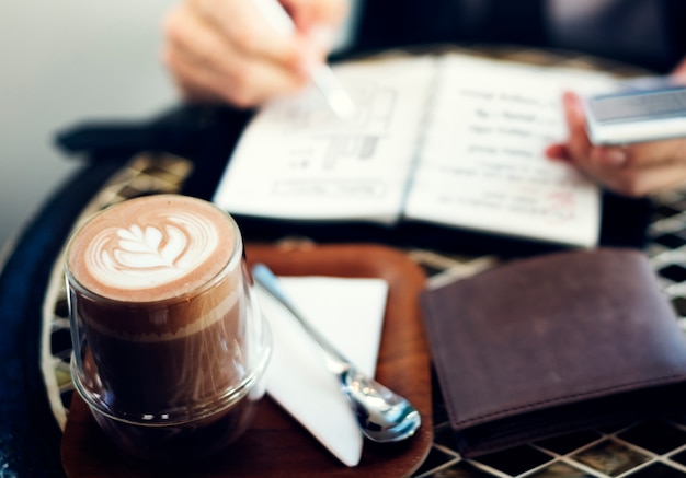 Uomo d&#39;affari che lavora in una caffetteria