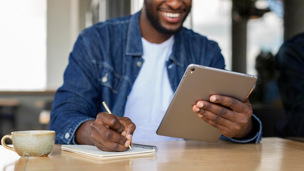 Uomo d'affari che lavora su tablet