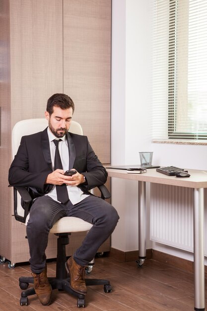 Uomo d'affari che parla al telefono e lavora in ufficio. Imprenditore in ambiente professionale