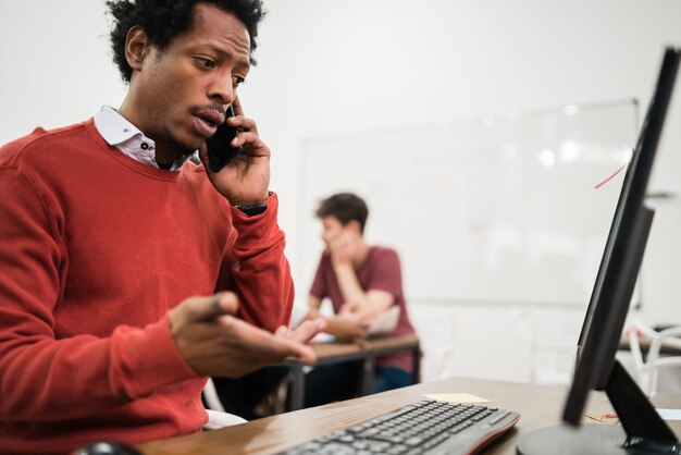 Uomo d'affari che parla al telefono