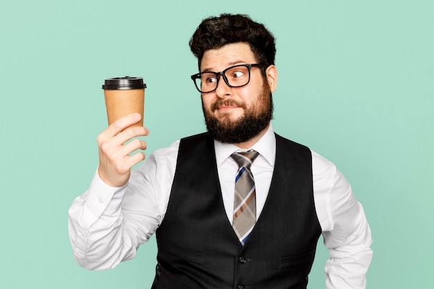 Uomo d'affari che tiene tazza di caffè