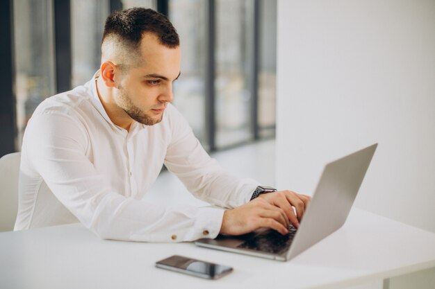 Uomo d'affari che utilizza laptop in ufficio