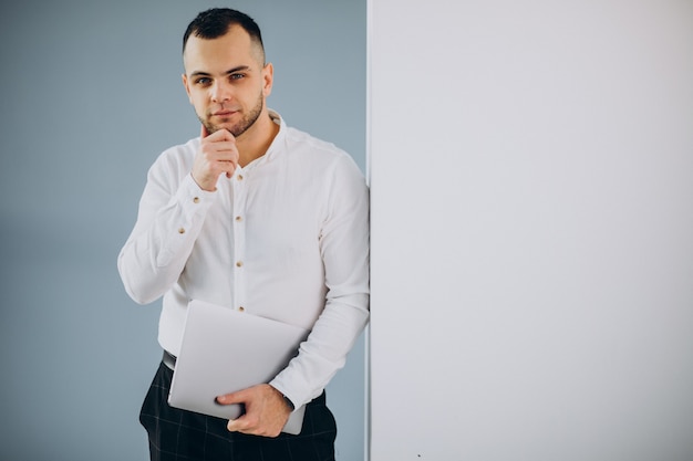 Uomo d'affari che utilizza laptop in ufficio