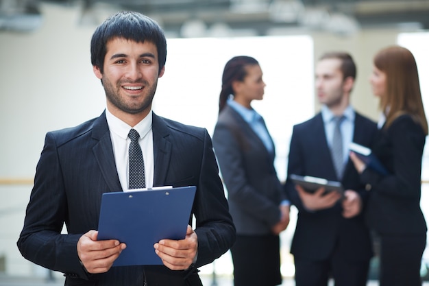 Uomo d&#39;affari competitivo possesso di un clipboard