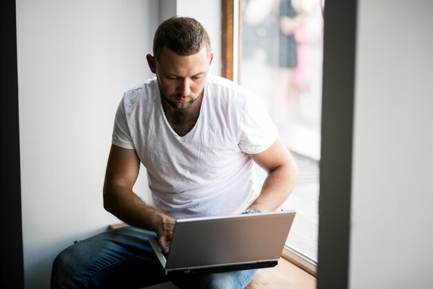 Uomo d&#39;affari con il computer portatile