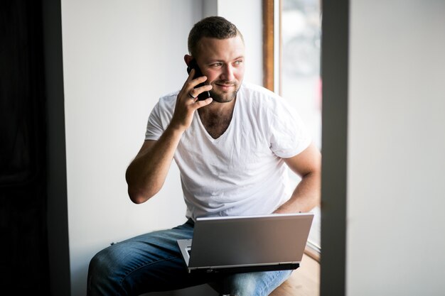 Uomo d&#39;affari con il computer portatile