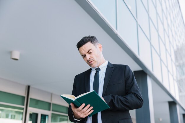 Uomo d&#39;affari con il libro