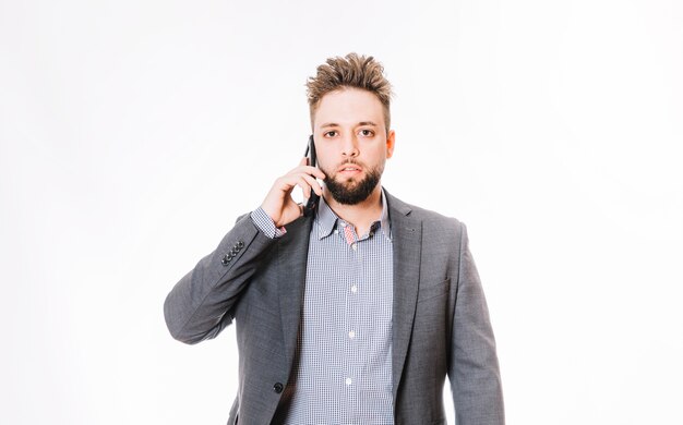 Uomo d&#39;affari con il telefono in studio