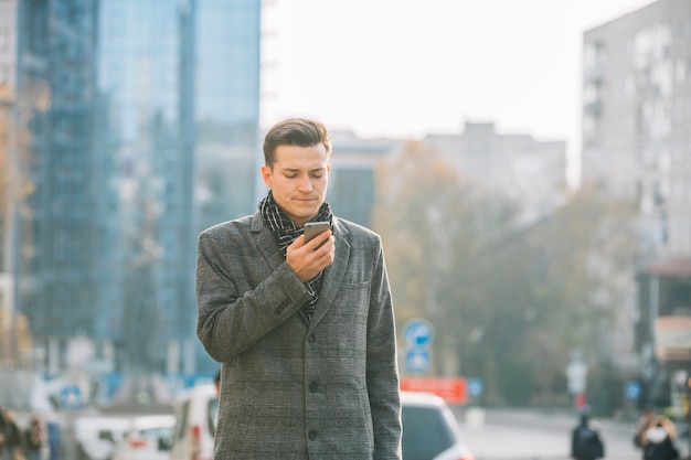 Uomo d&#39;affari con lo smartphone