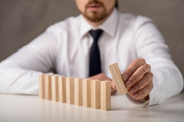 Uomo d'affari con pezzi di domino