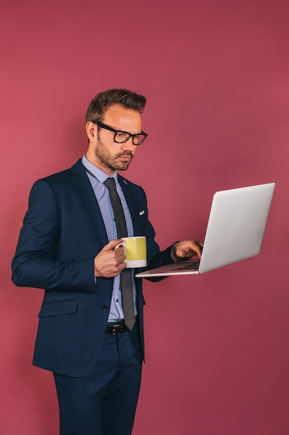 Uomo d'affari con un computer portatile e bere caffè