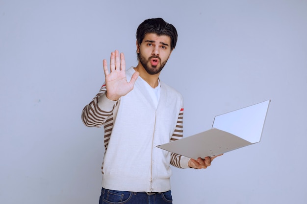 Uomo d'affari con una cartella del progetto stringe la mano e saluta i suoi colleghi.