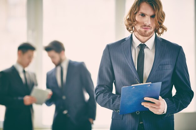 Uomo d&#39;affari concentrato sul suo lavoro