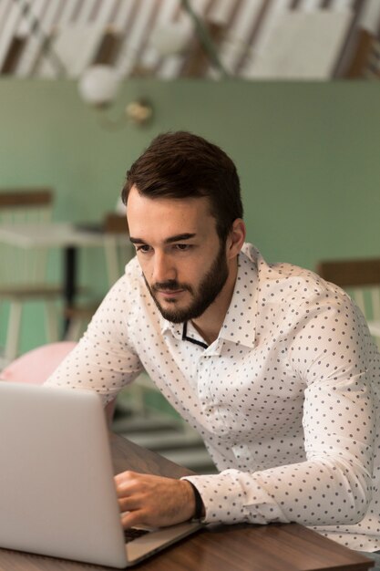 Uomo d'affari di alto angolo di lavoro