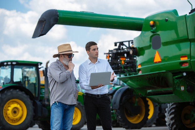 Uomo d'affari e agricoltore con trattori