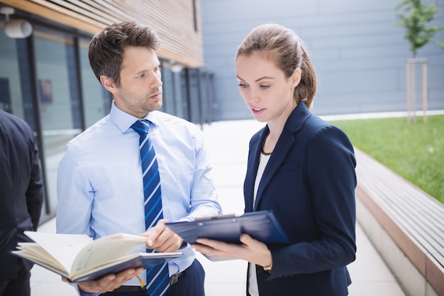 Uomo d'affari e collega che hanno discussione