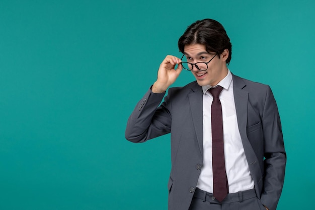 Uomo d'affari elegante carino bell'uomo in abito da ufficio grigio e cravatta guardando sopra gli occhiali