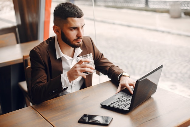 Uomo d&#39;affari elegante che lavora in un caffè