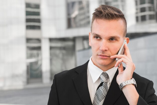 Uomo d&#39;affari facendo telefonata