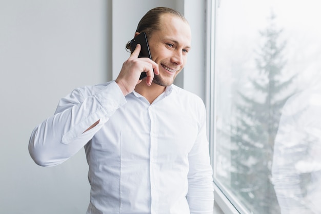 Uomo d&#39;affari facendo telefonata