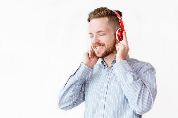 Uomo d&#39;affari felice ascoltando musica a pausa
