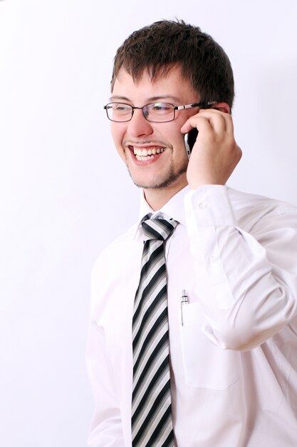 Uomo d'affari felice che parla dal cellulare