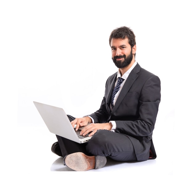 Uomo d&#39;affari felice con computer portatile su sfondo bianco isolato