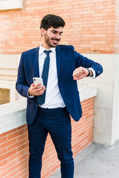 Uomo d&#39;affari guardando il suo orologio