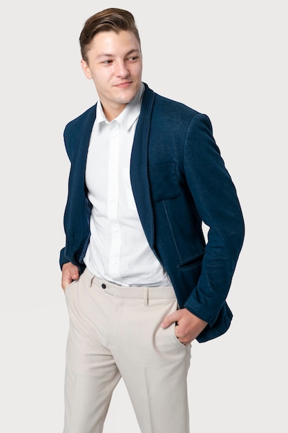 Uomo d'affari in abito blu scuro per un servizio fotografico in studio di abbigliamento maschile