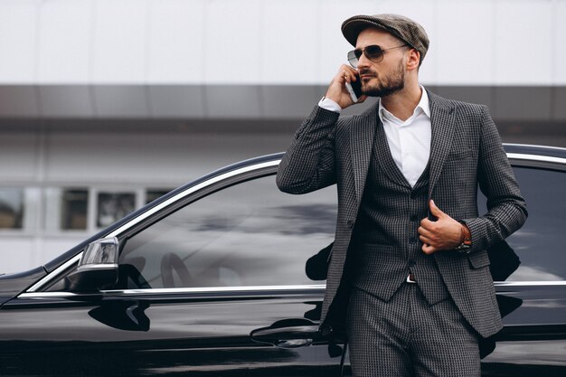 Uomo d&#39;affari in auto parlando al telefono