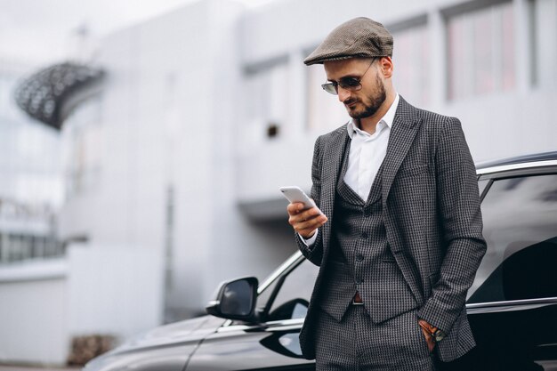 Uomo d&#39;affari in auto parlando al telefono