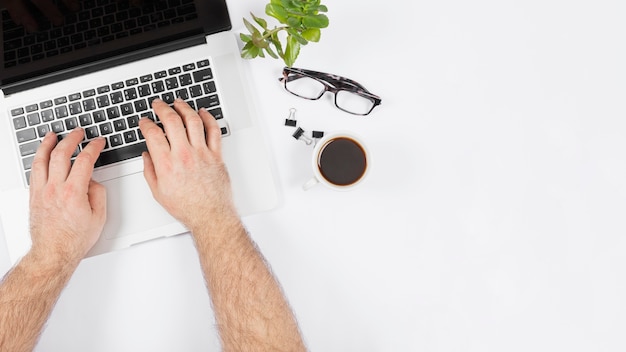 Uomo d'affari, lavorando sul suo computer portatile