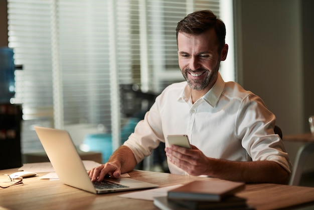 Uomo d'affari multitasking che lavora di notte