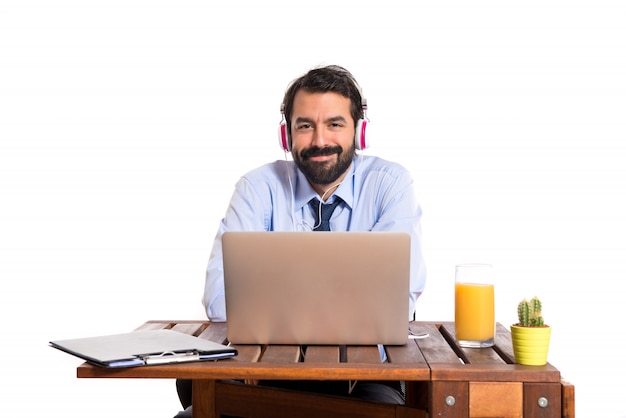 Uomo d&#39;affari nel suo ufficio ascoltando musica