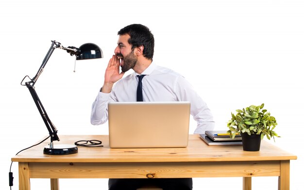 Uomo d&#39;affari nel suo ufficio gridando